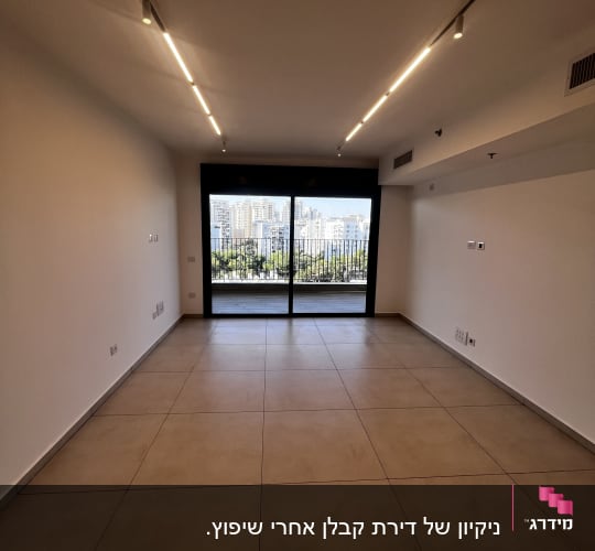חדר ריק עם רצפת אריחים וחלון גדול